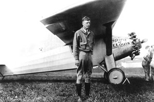 Charles A. Lindbergh und Spirit of St. Louis in Paris am 21.5.1927